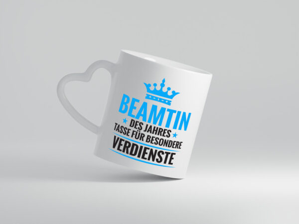 Besonderer Verdienst: Beamtin | Verbeamtung | Dienst - Herzhenkel Tasse - Kaffeetasse / Geschenk / Familie