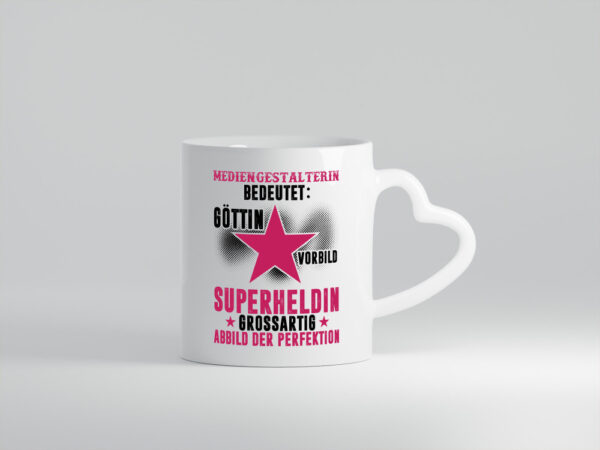 Bedeutung von Mediengestalterin | Medien - Herzhenkel Tasse - Kaffeetasse / Geschenk / Familie