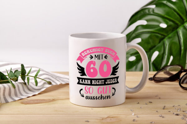 Beruhigt euch mit 60 kann nicht jeder so gut aussehen - Tasse Weiss - Kaffeetasse / Geschenk / Familie