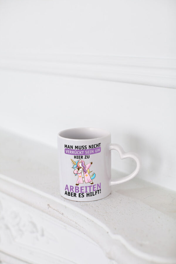 Man muss nicht verrückt sein | Einhorn | Arbeit | Büro | Job - Herzhenkel Tasse - Kaffeetasse / Geschenk / Familie