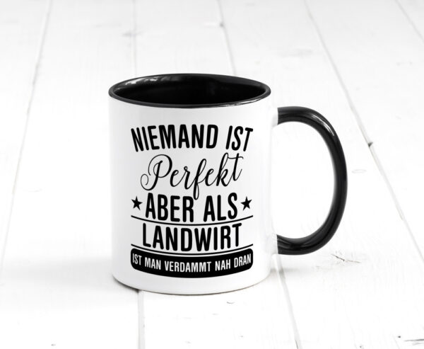 Verdammt nah dran: Landwirt | Bauer | Landwirtschaft Farbige Tasse - Kaffeetasse / Geschenk / Familie