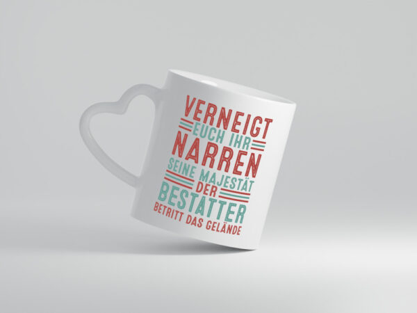 Verneigt euch: Bestatter | Bestattung | Totengräber - Herzhenkel Tasse - Kaffeetasse / Geschenk / Familie