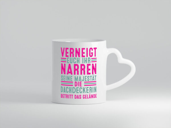 Verneigt euch: Dachdeckerin | Dachbau | Hausbau - Herzhenkel Tasse - Kaffeetasse / Geschenk / Familie