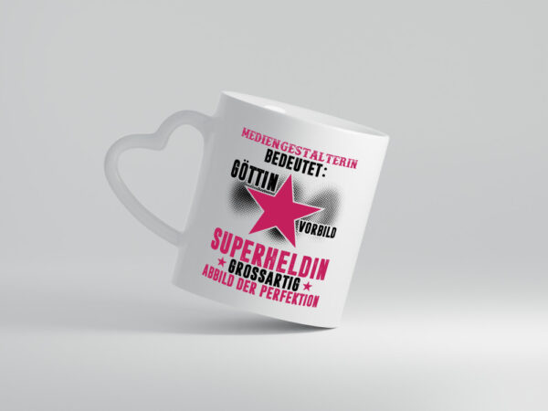 Bedeutung von Mediengestalterin | Medien - Herzhenkel Tasse - Kaffeetasse / Geschenk / Familie