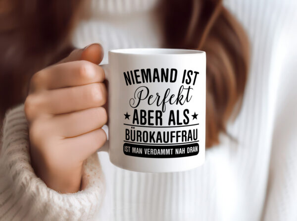 Verdammt nah dran: Bürokauffrau | Kauffrau - Tasse Weiss - Kaffeetasse / Geschenk / Familie