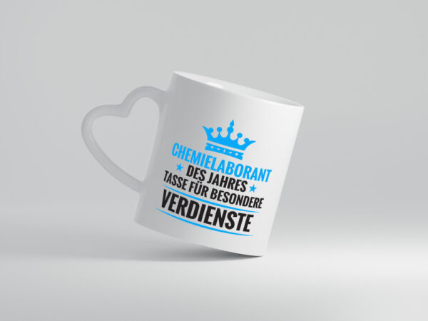 Besonderer Verdienst: Chemielaborant | Laborant | Chemie - Herzhenkel Tasse - Kaffeetasse / Geschenk / Familie