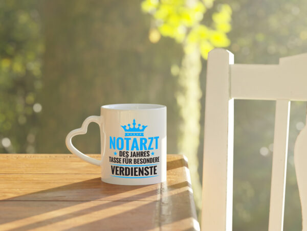 Besonderer Verdienst: Notarzt | Arzt - Herzhenkel Tasse - Kaffeetasse / Geschenk / Familie