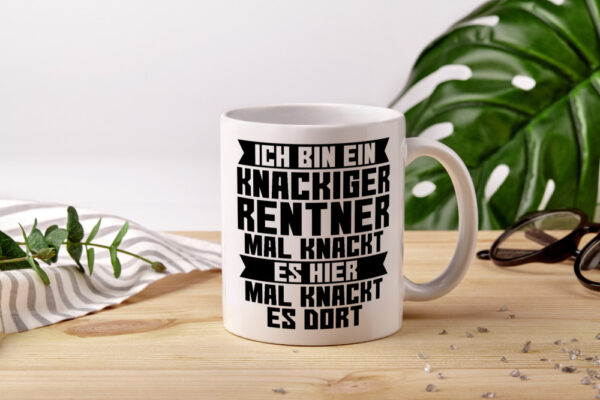 Ein knackiger Rentner | Ruhestand | Ruhegenuss - Tasse Weiss - Kaffeetasse / Geschenk / Familie