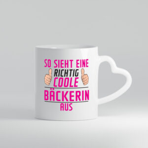 Richtig Coole Bäckerin | Bäckerei | Frauen | Backen - Herzhenkel Tasse - Kaffeetasse / Geschenk / Familie