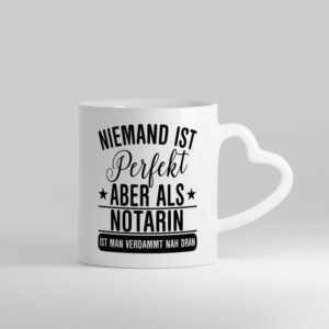 Verdammt nah dran: Notarin | Juristin - Herzhenkel Tasse - Kaffeetasse / Geschenk / Familie