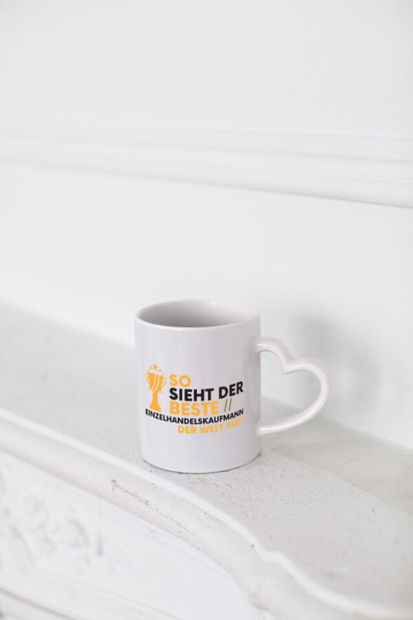 Der Weltbeste Einzelhandelskaufmann | Einzelhandel - Herzhenkel Tasse - Kaffeetasse / Geschenk / Familie