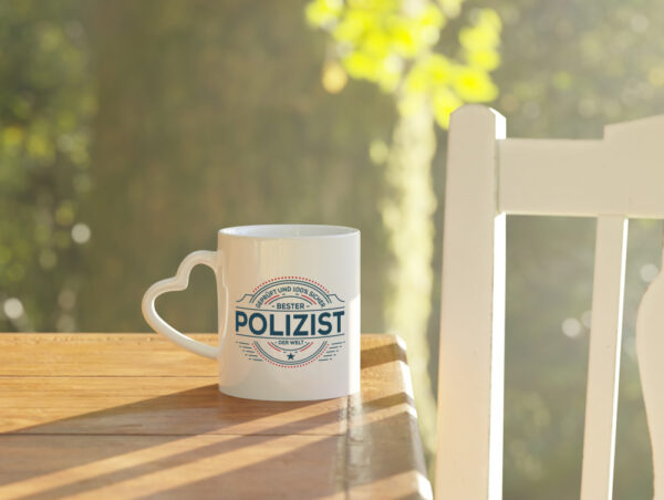 Geprüft und sicher: Polizist | Polizei - Herzhenkel Tasse - Kaffeetasse / Geschenk / Familie