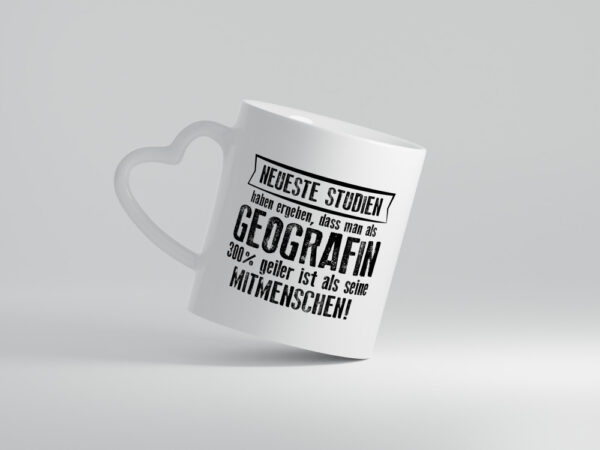 Neuste Studien: Geografin | Geografie - Herzhenkel Tasse - Kaffeetasse / Geschenk / Familie