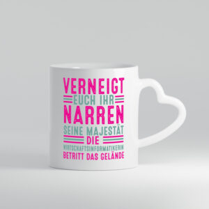 Verneigt euch: Wirtschaftsinformatikerin | Informatikin - Herzhenkel Tasse - Kaffeetasse / Geschenk / Familie