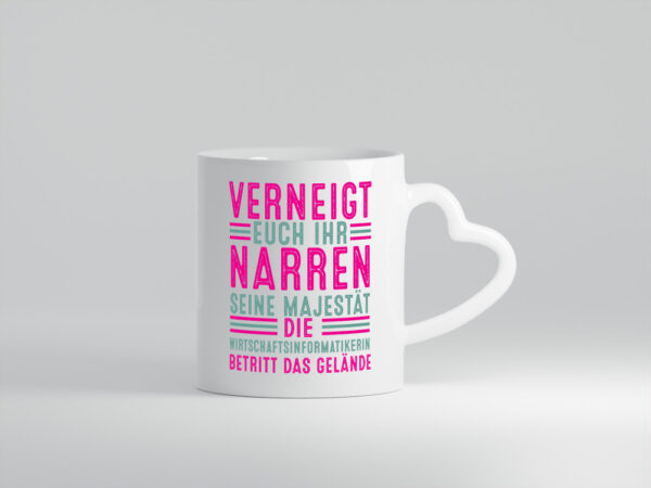 Verneigt euch: Wirtschaftsinformatikerin | Informatikin - Herzhenkel Tasse - Kaffeetasse / Geschenk / Familie