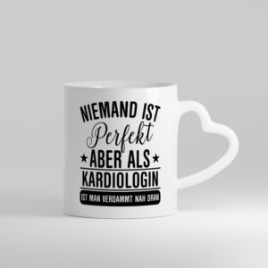 Verdammt nah dran: Kardiologin | Kardiologie - Herzhenkel Tasse - Kaffeetasse / Geschenk / Familie