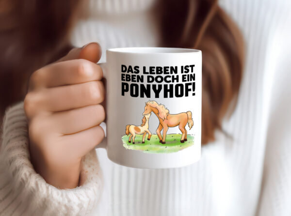 Das Leben ist ein Ponyhof | Pferde Tasse | Reiterin - Tasse Weiss - Kaffeetasse / Geschenk / Familie