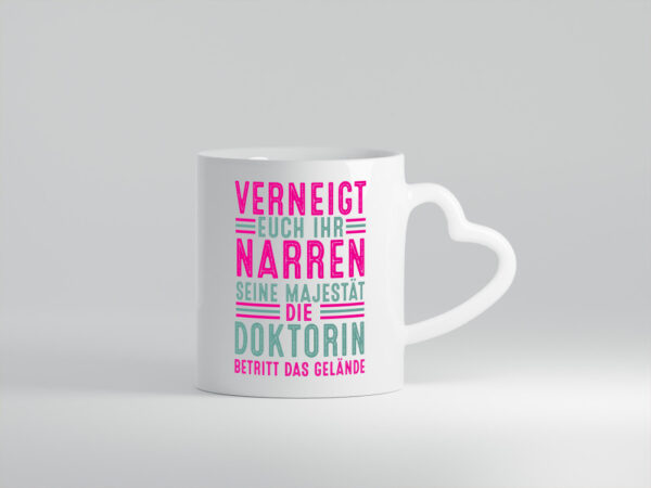 Verneigt euch: Doktorin | Doktorand | Doktortitel - Herzhenkel Tasse - Kaffeetasse / Geschenk / Familie