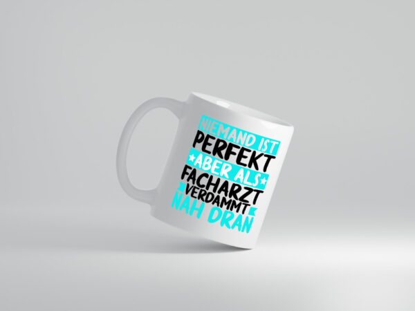 Niemand ist perfekt | Facharzt | Ärzte | Selbstbewusst - Tasse Weiss - Kaffeetasse / Geschenk / Familie