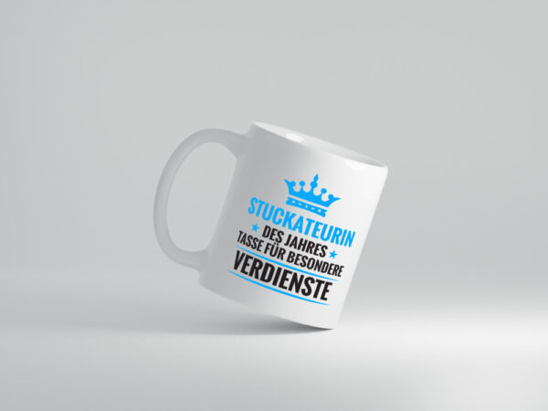 Besonderer Verdienst: Stuckateurin | Innenausbau - Tasse Weiss - Kaffeetasse / Geschenk / Familie