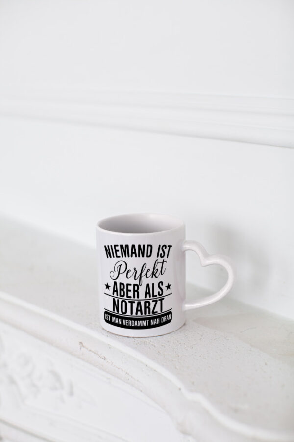 Verdammt nah dran: Notarzt | Arzt - Herzhenkel Tasse - Kaffeetasse / Geschenk / Familie