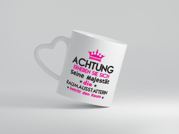 Seine Majestät Raumausstatterin | Wohn Ausstatterin - Herzhenkel Tasse - Kaffeetasse / Geschenk / Familie