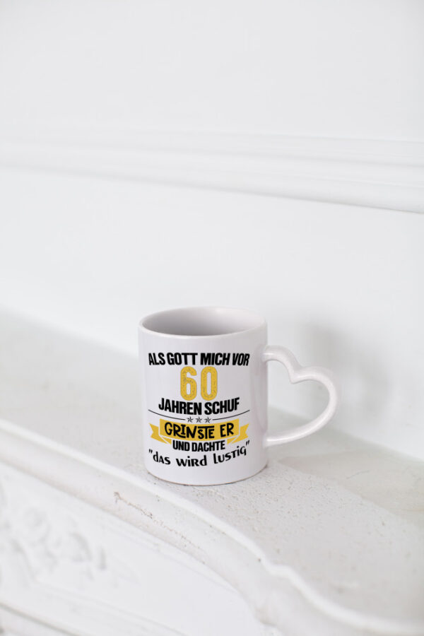 Als Gott mich schuf | 60. Geburtstag | Lustiges Geschenk - Herzhenkel Tasse - Kaffeetasse / Geschenk / Familie
