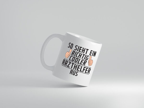 Richtig Cooler Arzthelfer | Fachangestellter Medizin - Tasse Weiss - Kaffeetasse / Geschenk / Familie