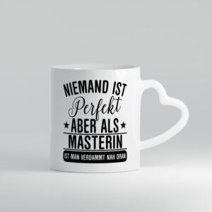 Verdammt nah dran: Masterin | Student | Uni | Studium - Herzhenkel Tasse - Kaffeetasse / Geschenk / Familie