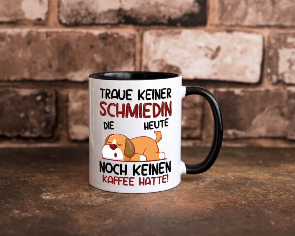 Traue keiner Schmiedin | Schmied | Schmiederei Farbige Tasse - Kaffeetasse / Geschenk / Familie