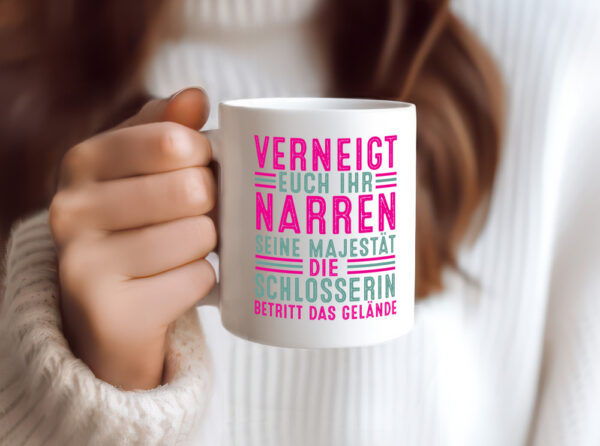 Verneigt euch: Schlosserin | Schlosserei - Tasse Weiss - Kaffeetasse / Geschenk / Familie