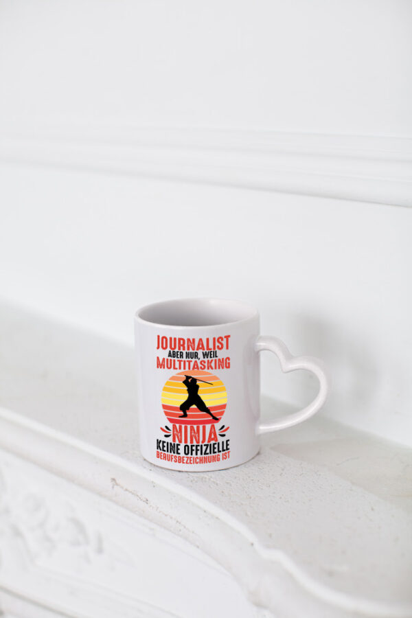 Journalist weil Multitasking Ninja kein Beruf ist - Herzhenkel Tasse - Kaffeetasse / Geschenk / Familie