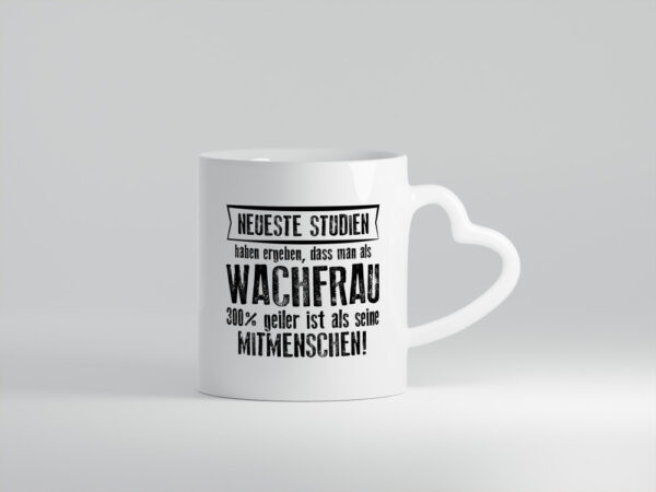 Neuste Studien: Wachfrau | Wachpersonal | Nachtwächter - Herzhenkel Tasse - Kaffeetasse / Geschenk / Familie