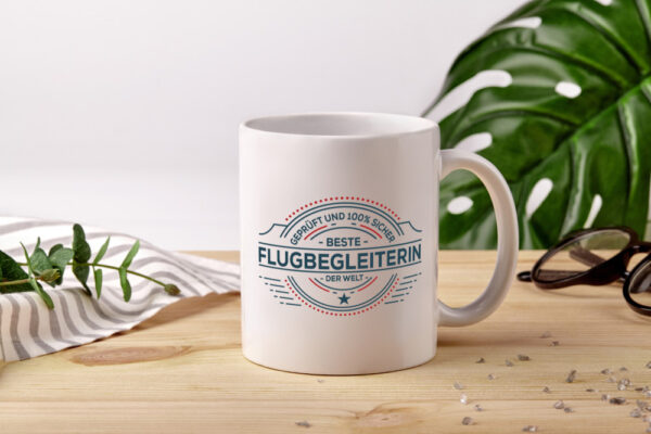 Geprüft und sicher: Flugbegleiterin | Stewardess | Flughafen - Tasse Weiss - Kaffeetasse / Geschenk / Familie