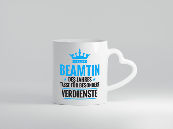 Besonderer Verdienst: Beamtin | Verbeamtung | Dienst - Herzhenkel Tasse - Kaffeetasse / Geschenk / Familie