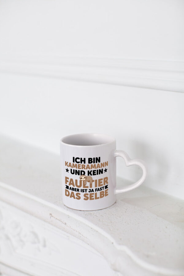 Ich bin kein Faultier: Kameramann | Kamera - Herzhenkel Tasse - Kaffeetasse / Geschenk / Familie