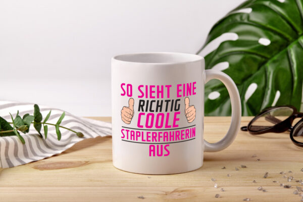 Richtig Coole Staplerfahrerin | Gabelstapler - Tasse Weiss - Kaffeetasse / Geschenk / Familie