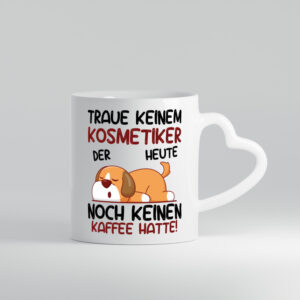 Traue keinem Kosmetiker | Kosmetik | Stylist | Visagist - Herzhenkel Tasse - Kaffeetasse / Geschenk / Familie