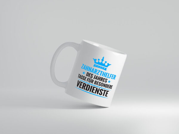 Besonderer Verdienst: Zahnarzthelfer | Zahnmedizin - Tasse Weiss - Kaffeetasse / Geschenk / Familie