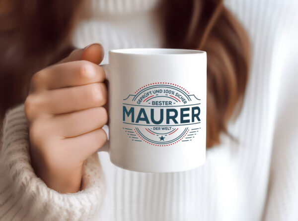 Geprüft und sicher: Maurer | Bau | Handwerker - Tasse Weiss - Kaffeetasse / Geschenk / Familie