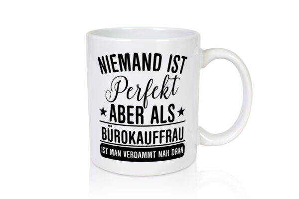 Verdammt nah dran: Bürokauffrau | Kauffrau - Tasse Weiss - Kaffeetasse / Geschenk / Familie