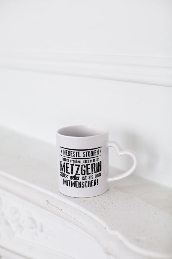 Neuste Studien: Metzgerin | Fleischerin - Herzhenkel Tasse - Kaffeetasse / Geschenk / Familie