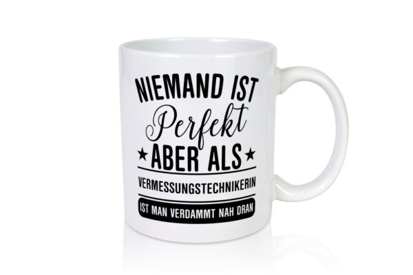 Verdammt nah dran: Vermessungstechnikerin | Techniker - Tasse Weiss - Kaffeetasse / Geschenk / Familie