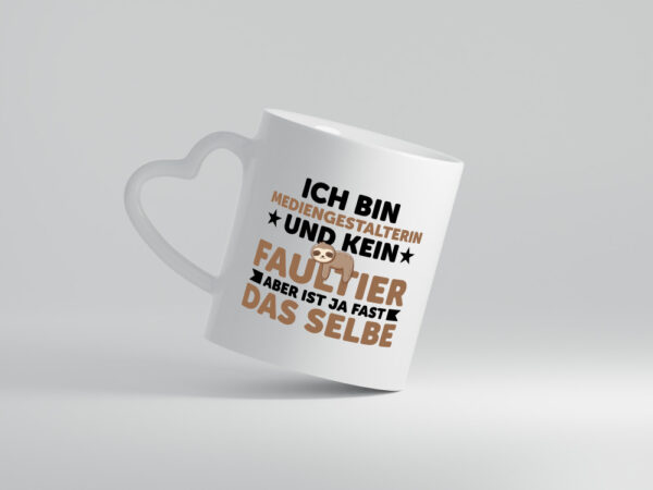 Ich bin kein Faultier: Mediengestalterin | Medien - Herzhenkel Tasse - Kaffeetasse / Geschenk / Familie