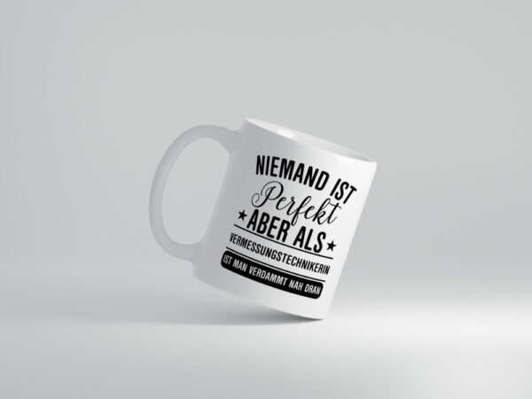 Verdammt nah dran: Vermessungstechnikerin | Techniker - Tasse Weiss - Kaffeetasse / Geschenk / Familie