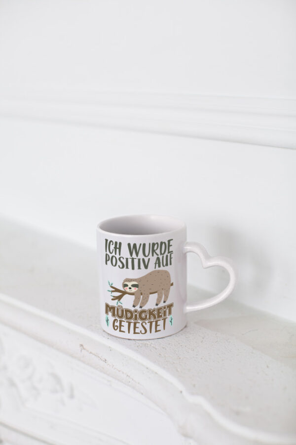 Positiv auf Müde getestet - Herzhenkel Tasse - Kaffeetasse / Geschenk / Familie