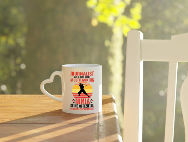 Journalist weil Multitasking Ninja kein Beruf ist - Herzhenkel Tasse - Kaffeetasse / Geschenk / Familie