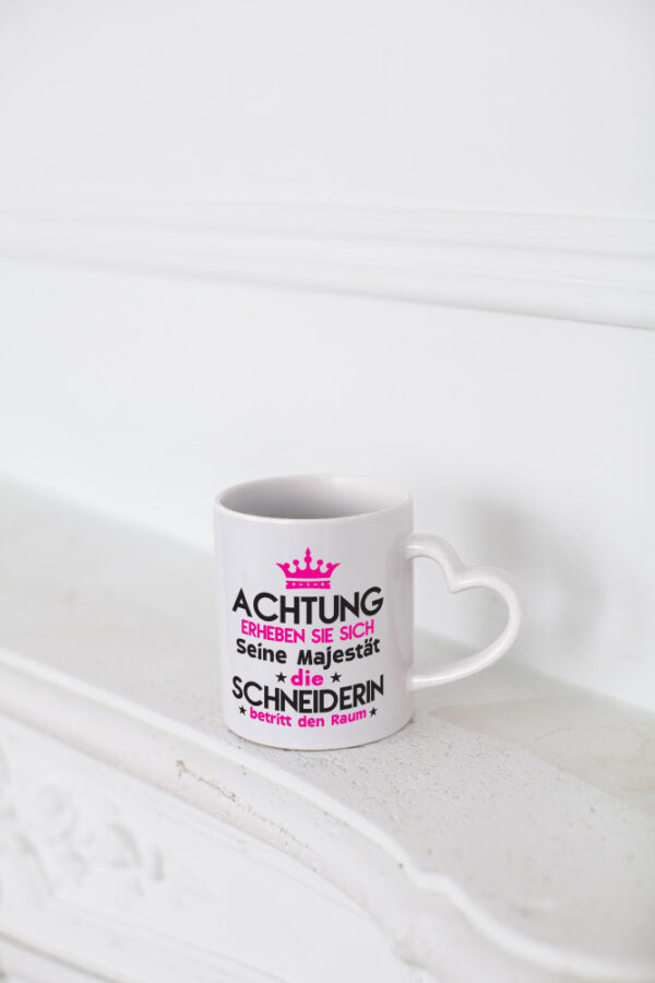 Seine Majestät Schneiderin | Beruf Schneiderei - Herzhenkel Tasse - Kaffeetasse / Geschenk / Familie