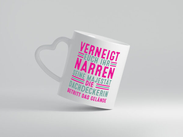 Verneigt euch: Dachdeckerin | Dachbau | Hausbau - Herzhenkel Tasse - Kaffeetasse / Geschenk / Familie