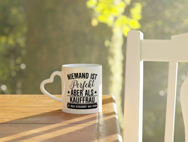 Verdammt nah dran: Kauffrau | Kauffrauen - Herzhenkel Tasse - Kaffeetasse / Geschenk / Familie